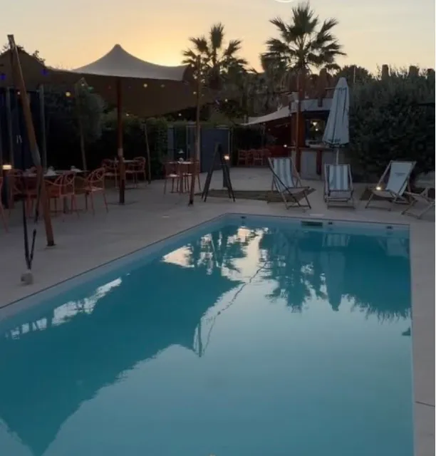 Terrasse et chemin d'eau d'AZÙRA by Terre et Mer à Labège au coucher du soleil, transats et parasols