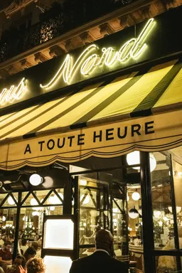 Groupe de personnes devant un restaurant