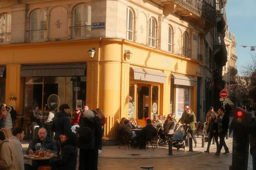 Café ensoleillé avec clients