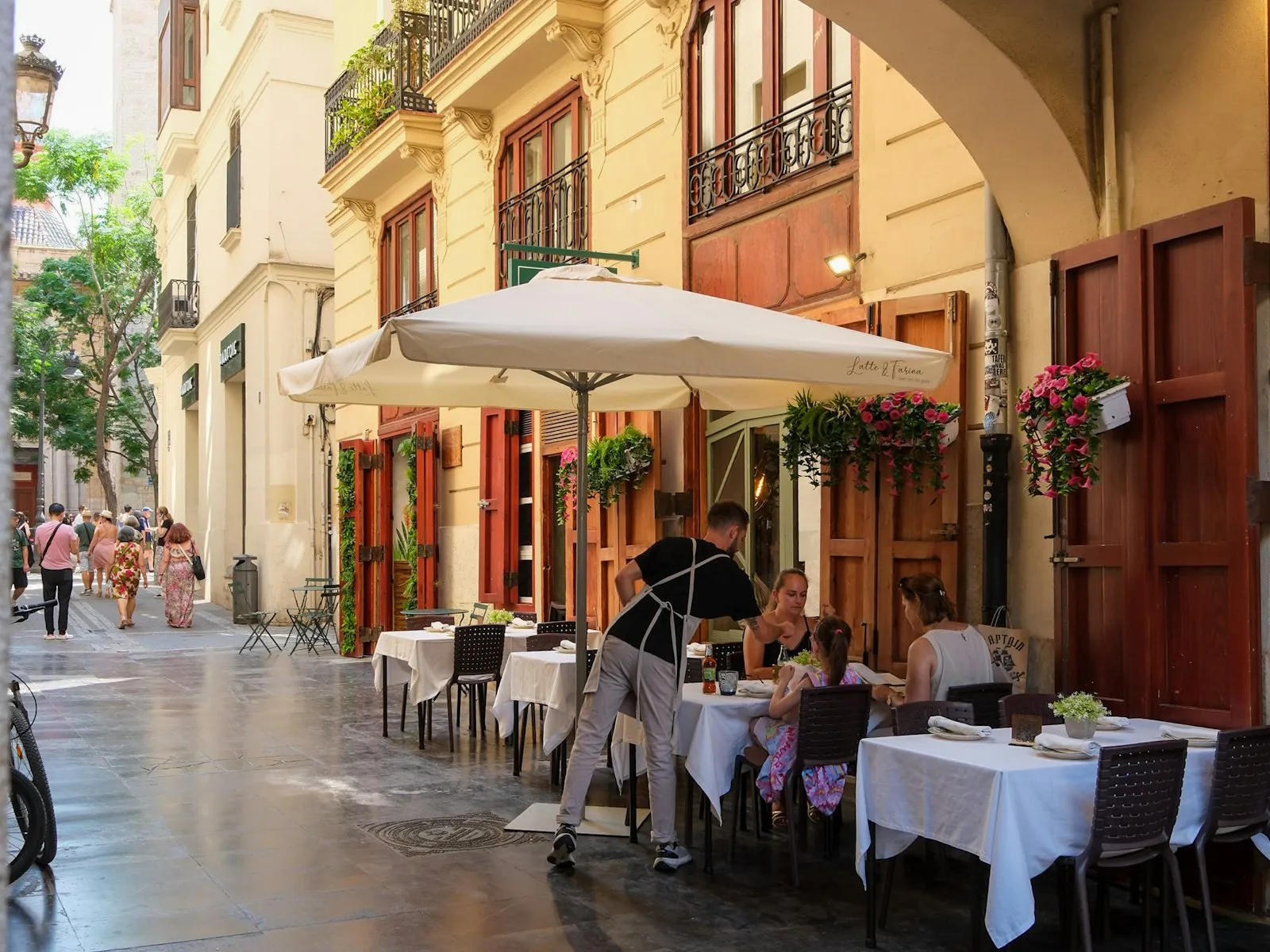 Restaurant sous une arche ensoleillée