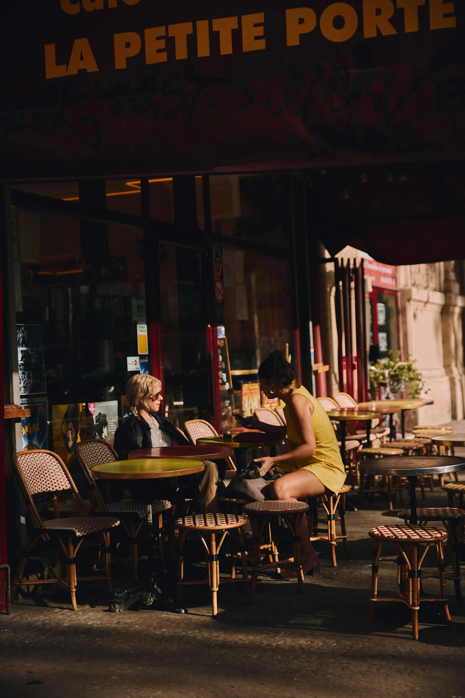 Couple en terrasse ensoleillée